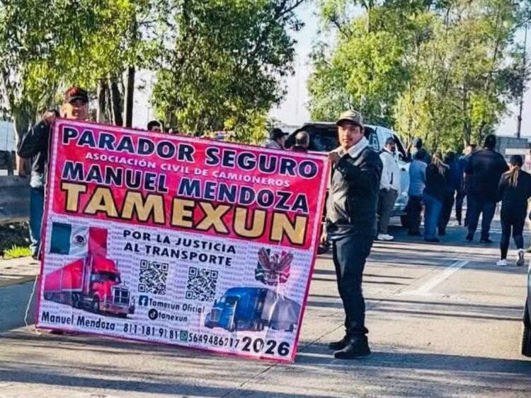 Camioneros de Tamexun bloquea la México-Querétaro