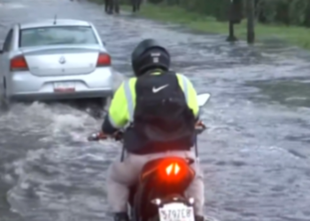 Inundaciones y automovilistas atrapados por intensas lluvias en el Edomex