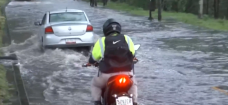 Inundaciones y automovilistas atrapados por intensas lluvias en el Edomex