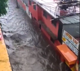 Inundaciones y automovilistas atrapados por intensas lluvias en el Edomex