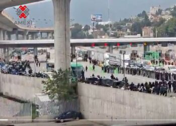 Padres de los 43 normalistas de Ayotzinapa retenidos en la caseta de Tlalpan por elementos de seguridad