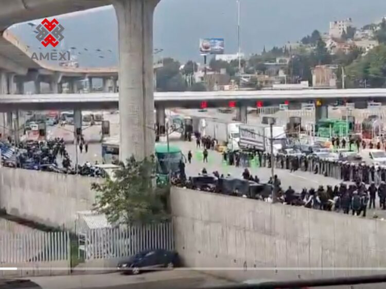 Padres de los 43 normalistas de Ayotzinapa retenidos en la caseta de Tlalpan por elementos de seguridad