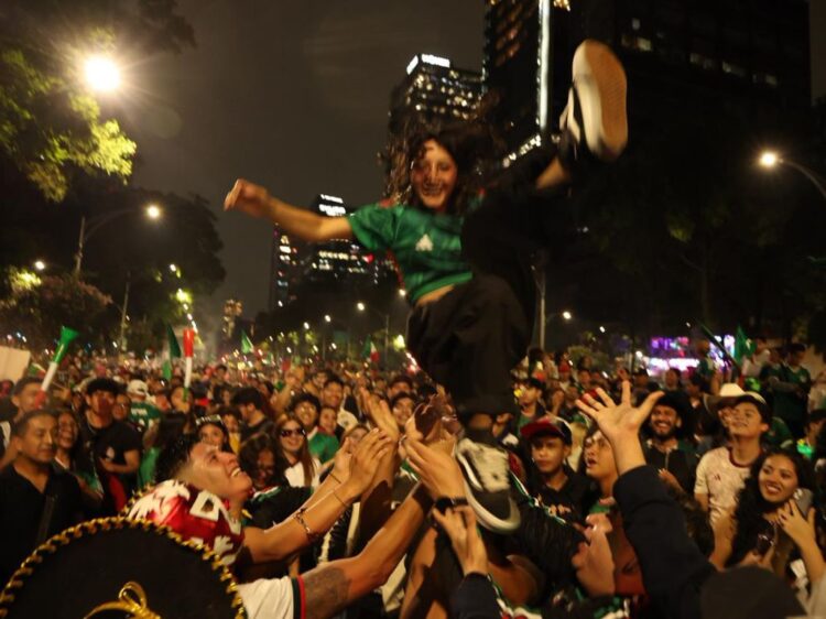 Festejos Celebración en el Ángel de la Independencia por el triunfo de México sobre corea. AMEXI Foto La Isabel