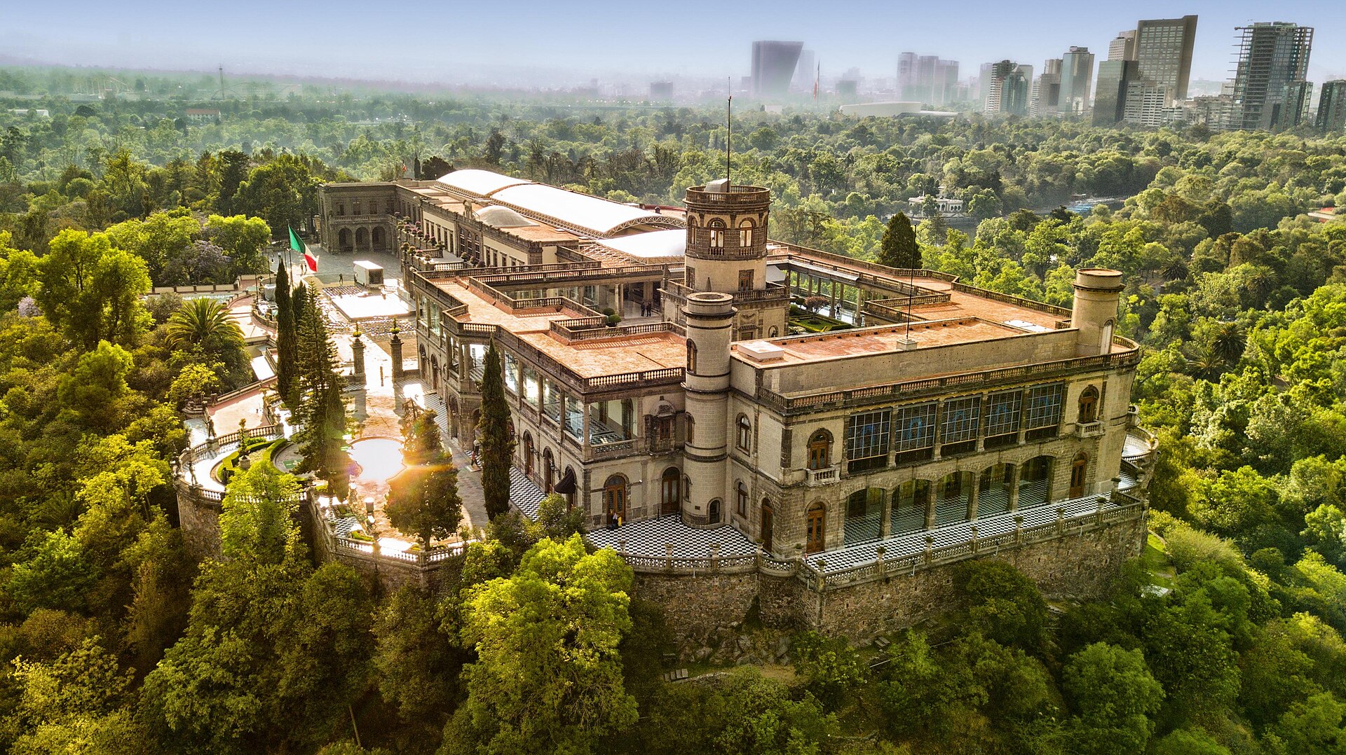 La presidenta Claudia Sheinbaum asegura que el Castillo de Chapultepec está disponible para la ciudadanía en general. AMEXI/FOTO/  https://es.wikipedia.org/wiki/Castillo_de_Chapultepec#/media/Archivo:Chapultepec_castle_in_Mexico_city.jpg