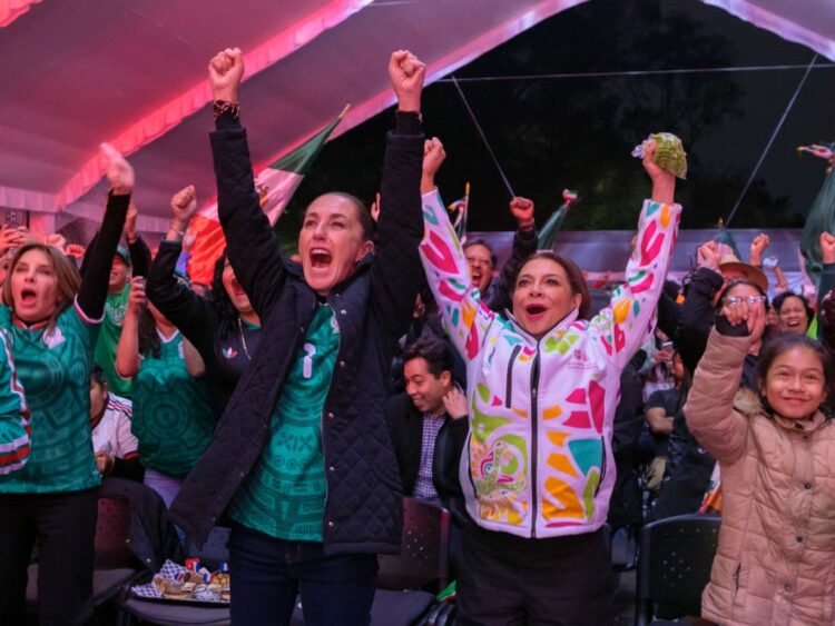 Claudia Sheinbaum y Clara Brugada. Celebración en Fan Fest. AMEXI Foto Gobierno de la CDMX