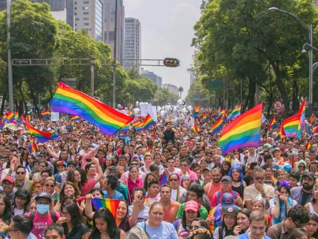 Marcha del Orgullo: Color y diversidad, con banderas arcoíris, vestuarios y ambiente festivo.