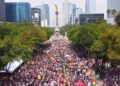 Concentración en el Ángel de la Independencia. La multitud reunida antes del inicio de la Marcha del Orgullo en la CDMX.