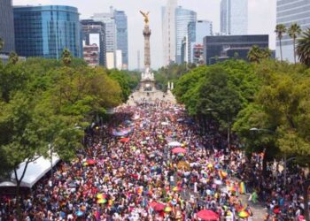 Concentración en el Ángel de la Independencia. La multitud reunida antes del inicio de la Marcha del Orgullo en la CDMX.