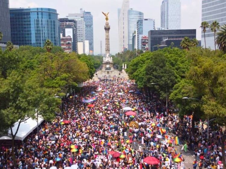 Concentración en el Ángel de la Independencia. La multitud reunida antes del inicio de la Marcha del Orgullo en la CDMX.