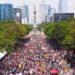 Concentración en el Ángel de la Independencia. La multitud reunida antes del inicio de la Marcha del Orgullo en la CDMX.
