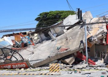 Un centro comercial, instalaciones educativas y una estación radial local se vinieron abajo por el sismo de 7.8 ocurrido en Filipinas.