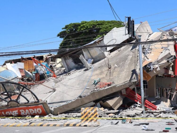 Un centro comercial, instalaciones educativas y una estación radial local se vinieron abajo por el sismo de 7.8 ocurrido en Filipinas.