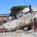 Un centro comercial, instalaciones educativas y una estación radial local se vinieron abajo por el sismo de 7.8 ocurrido en Filipinas.