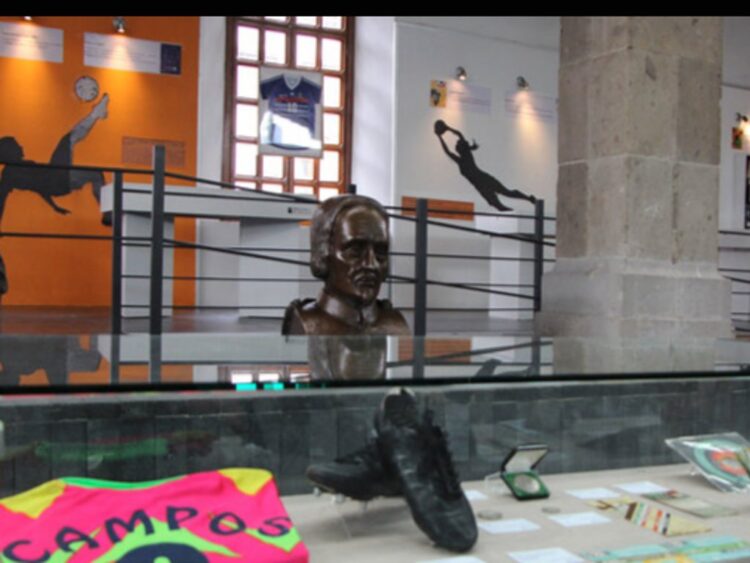 La Biblioteca de México une futbol y literatura en una exposición con piezas históricas, libros y memorabilia mundialista. | AMEXI/FOTO: cultura.gob.mx