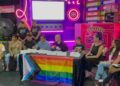 Participantes de la Marcha del Orgullo avanzan por Paseo de la Reforma con banderas arcoíris y mensajes de inclusión.