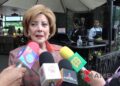 Jacqueline Andere conversa con medios de comunicación durante un evento social, donde aborda la situación personal de El Pirru, su relación con Ana Bárbara y recuerdos de Silvia Pinal.
