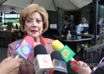 Jacqueline Andere conversa con medios de comunicación durante un evento social, donde aborda la situación personal de El Pirru, su relación con Ana Bárbara y recuerdos de Silvia Pinal.