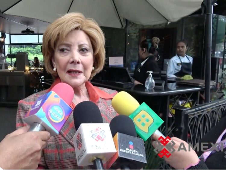 Jacqueline Andere conversa con medios de comunicación durante un evento social, donde aborda la situación personal de El Pirru, su relación con Ana Bárbara y recuerdos de Silvia Pinal.