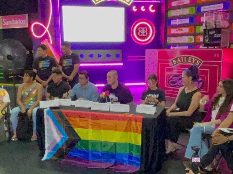 Participantes de la Marcha del Orgullo avanzan por Paseo de la Reforma con banderas arcoíris y mensajes de inclusión.