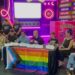 Participantes de la Marcha del Orgullo avanzan por Paseo de la Reforma con banderas arcoíris y mensajes de inclusión.
