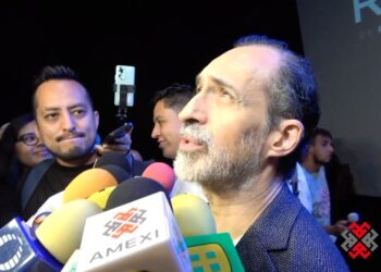El actor Bruno Bichir habla con representantes de medios de comunicación durante una conferencia en la Ciudad de México, donde abordó la recuperación de José Ángel Bichir y la importancia de la salud emocional.