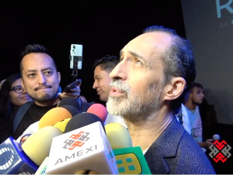 El actor Bruno Bichir habla con representantes de medios de comunicación durante una conferencia en la Ciudad de México, donde abordó la recuperación de José Ángel Bichir y la importancia de la salud emocional.