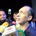 El actor Bruno Bichir habla con representantes de medios de comunicación durante una conferencia en la Ciudad de México, donde abordó la recuperación de José Ángel Bichir y la importancia de la salud emocional.