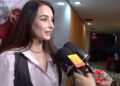 Susana González atiende a medios de comunicación durante un evento y habla sobre la salud de Laura Flores, a quien calificó como una persona luminosa y muy querida en el medio artístico.