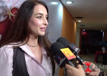 Susana González atiende a medios de comunicación durante un evento y habla sobre la salud de Laura Flores, a quien calificó como una persona luminosa y muy querida en el medio artístico.