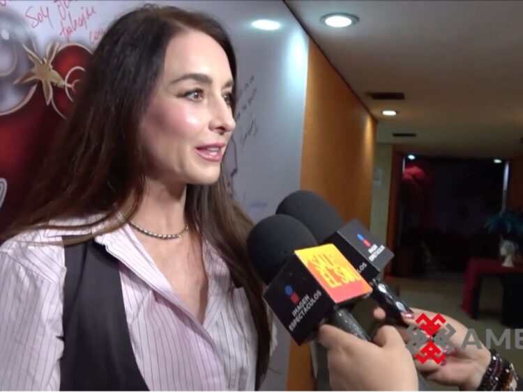 Susana González atiende a medios de comunicación durante un evento y habla sobre la salud de Laura Flores, a quien calificó como una persona luminosa y muy querida en el medio artístico.