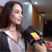 Susana González atiende a medios de comunicación durante un evento y habla sobre la salud de Laura Flores, a quien calificó como una persona luminosa y muy querida en el medio artístico.