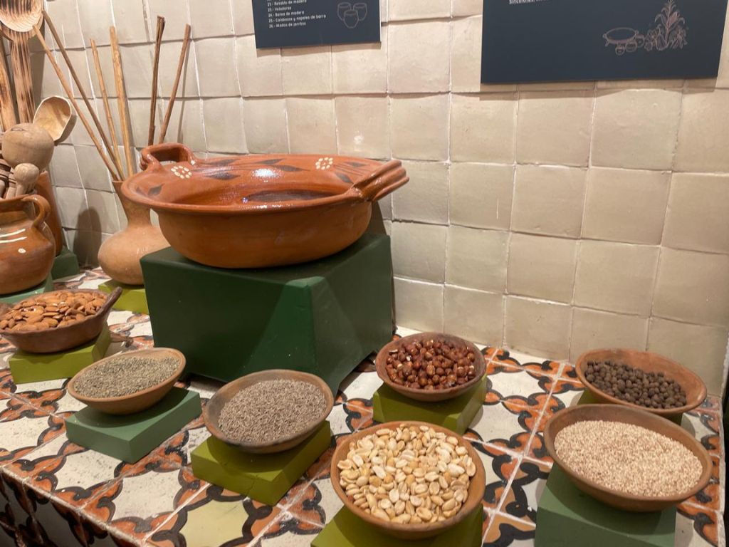Vista del Museo de la Gastronomía de Milpa Alta durante su inauguración, un recinto que celebra la cocina tradicional, los ingredientes emblemáticos de la región y el trabajo de las cocineras y cocineros tradicionales.