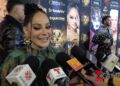 Lolita Cortés ofrece una entrevista a medios de comunicación durante un evento público, donde habla sobre la carrera de Ángela Aguilar, la disciplina artística y el impacto de los escándalos mediáticos.