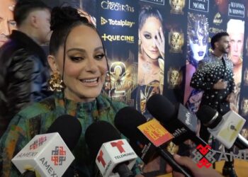Lolita Cortés ofrece una entrevista a medios de comunicación durante un evento público, donde habla sobre la carrera de Ángela Aguilar, la disciplina artística y el impacto de los escándalos mediáticos.