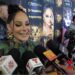 Lolita Cortés ofrece una entrevista a medios de comunicación durante un evento público, donde habla sobre la carrera de Ángela Aguilar, la disciplina artística y el impacto de los escándalos mediáticos.