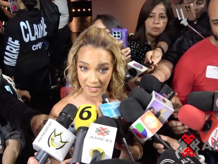 Adamari López durante un encuentro con medios de comunicación, donde habló sobre la crianza compartida de su hija Alaya y la importancia de mantener una relación cordial entre padres después de una separación.