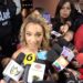Adamari López durante un encuentro con medios de comunicación, donde habló sobre la crianza compartida de su hija Alaya y la importancia de mantener una relación cordial entre padres después de una separación.