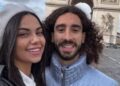 Marc Cucurella posa sonriente junto a su pareja, Claudia Rodríguez, y sus tres hijos, Mateo, Río y Bella, durante una reunión familiar