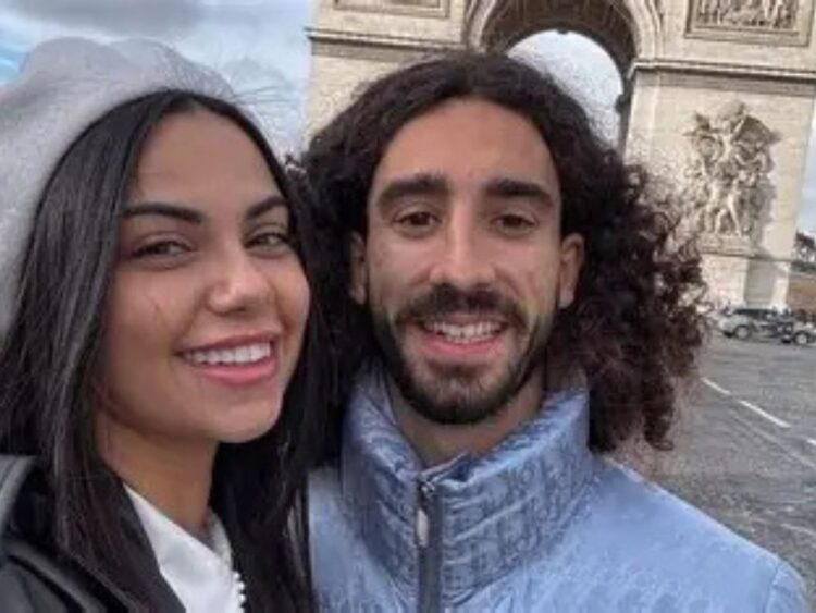 Marc Cucurella posa sonriente junto a su pareja, Claudia Rodríguez, y sus tres hijos, Mateo, Río y Bella, durante una reunión familiar