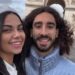 Marc Cucurella posa sonriente junto a su pareja, Claudia Rodríguez, y sus tres hijos, Mateo, Río y Bella, durante una reunión familiar