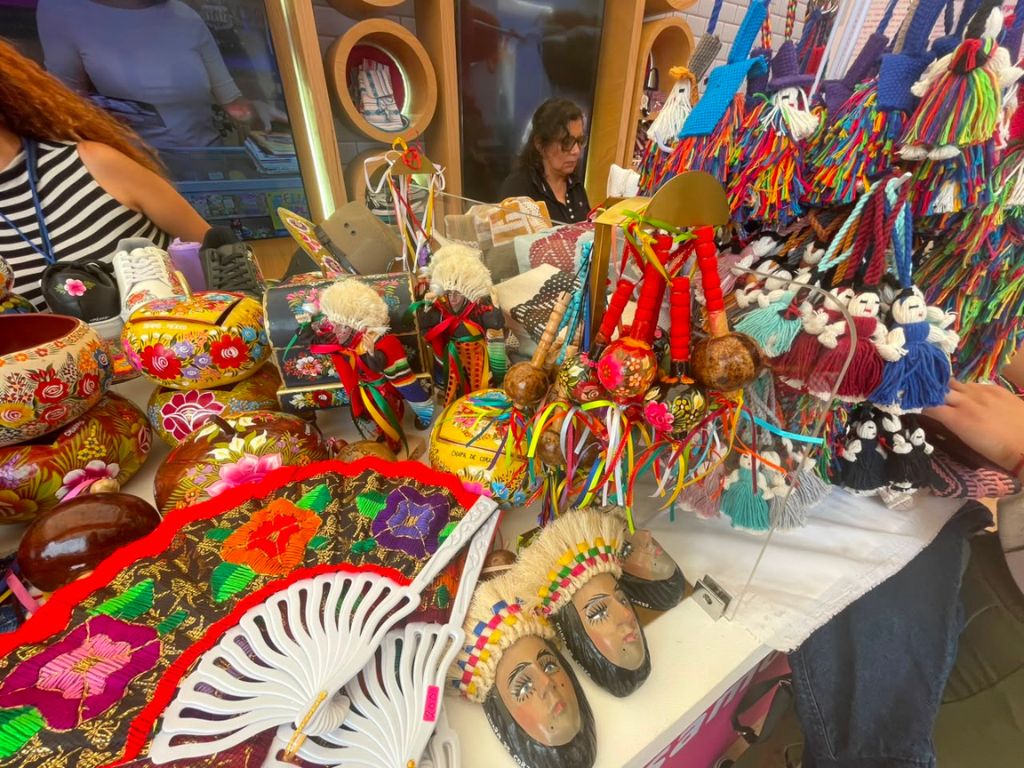 Emprendedores mexicanos exhiben productos artesanales en un encuentro cultural internacional mientras comparten historias de trabajo, resiliencia y tradición.