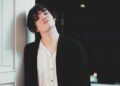 Tatis Serrano interpreta su música en una sesión promocional relacionada con el lanzamiento de “Bonito Amanecer”, una canción de rock contemporáneo y experimental que reflexiona sobre la superación de tiempos oscuros y la importancia de mantener la esperanza.