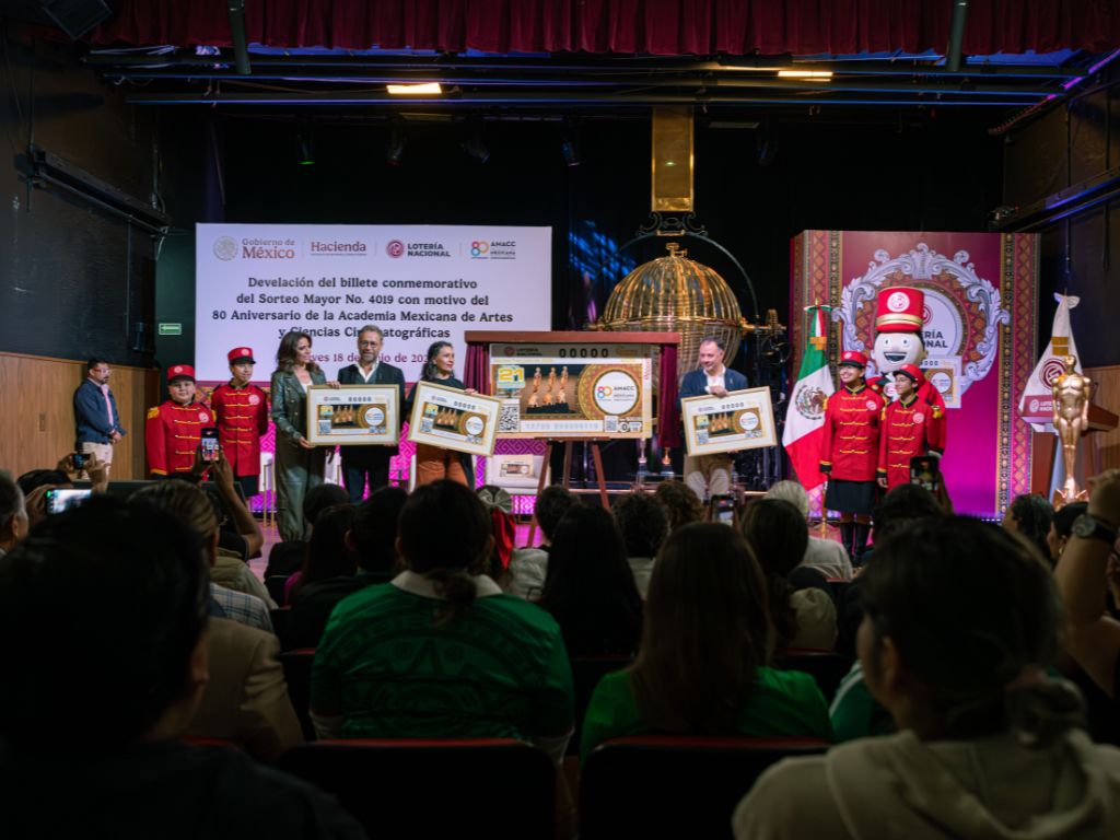 Olivia Salomón, directora general de la Lotería Nacional, junto con Daniel Hidalgo, presidente de la AMACC, la actriz Dolores Heredia y el actor Juan Manuel Bernal, muestran el billete conmemorativo del Sorteo Mayor No. 4019 dedicado al 80 aniversario de la Academia Mexicana de Artes y Ciencias Cinematográficas.
