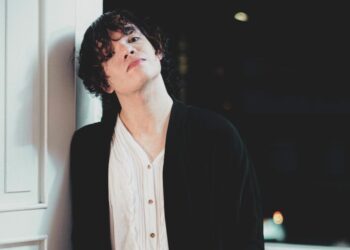 Tatis Serrano interpreta su música en una sesión promocional relacionada con el lanzamiento de “Bonito Amanecer”, una canción de rock contemporáneo y experimental que reflexiona sobre la superación de tiempos oscuros y la importancia de mantener la esperanza.