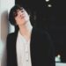 Tatis Serrano interpreta su música en una sesión promocional relacionada con el lanzamiento de “Bonito Amanecer”, una canción de rock contemporáneo y experimental que reflexiona sobre la superación de tiempos oscuros y la importancia de mantener la esperanza.