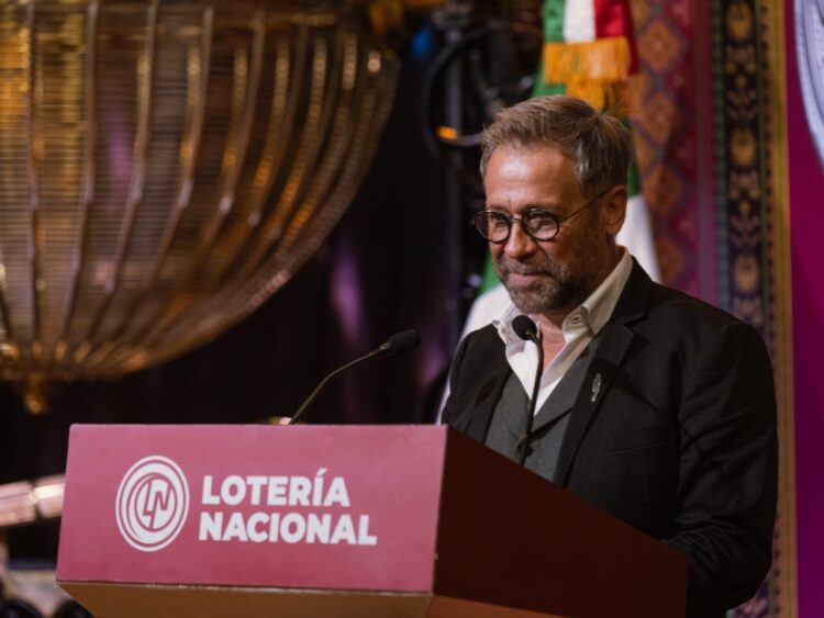 Olivia Salomón, directora general de la Lotería Nacional, junto con Daniel Hidalgo, presidente de la AMACC, la actriz Dolores Heredia y el actor Juan Manuel Bernal, muestran el billete conmemorativo del Sorteo Mayor No. 4019 dedicado al 80 aniversario de la Academia Mexicana de Artes y Ciencias Cinematográficas.