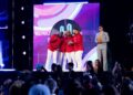 Miembros de Grupo Niche aparecen en la gala de Premios Tu Música Urbano Mix 2026 junto a Carlos Vives , donde recibieron el premio a Canción Tropical por “La Tierra del Olvido (Versión Salsa)”.
