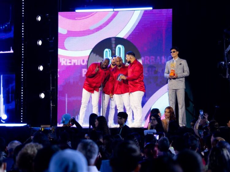 Miembros de Grupo Niche aparecen en la gala de Premios Tu Música Urbano Mix 2026 junto a Carlos Vives , donde recibieron el premio a Canción Tropical por “La Tierra del Olvido (Versión Salsa)”.