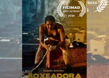 La actriz cubana Camila Arteche posa sonriente tras obtener el premio a Mejor Actriz en el Festival Internacional de Cine Independiente de Madrid por su trabajo en la película Boxeadora.