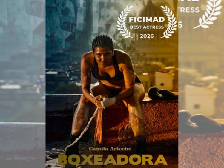 La actriz cubana Camila Arteche posa sonriente tras obtener el premio a Mejor Actriz en el Festival Internacional de Cine Independiente de Madrid por su trabajo en la película Boxeadora.